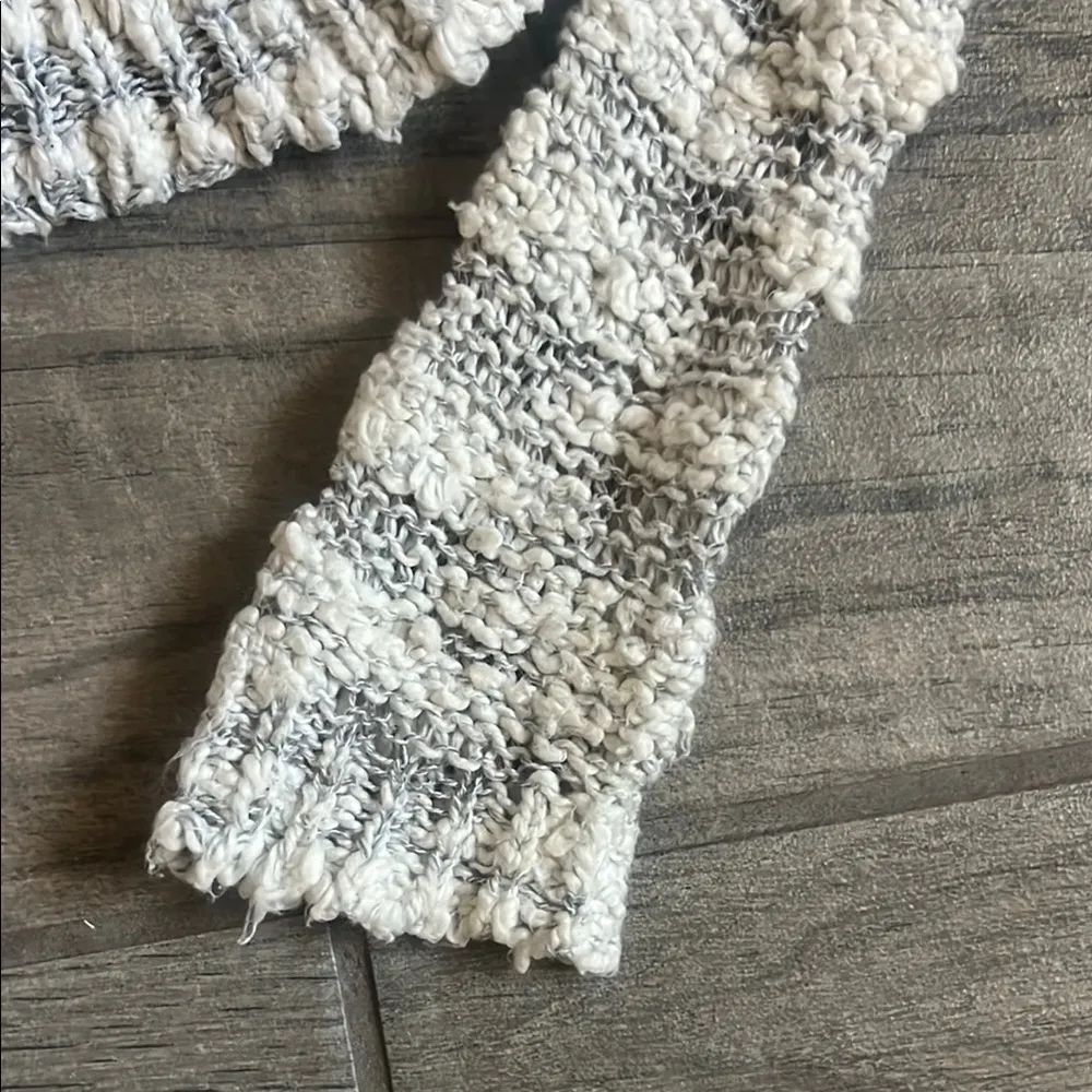 Moth White Wrap V - Image 4