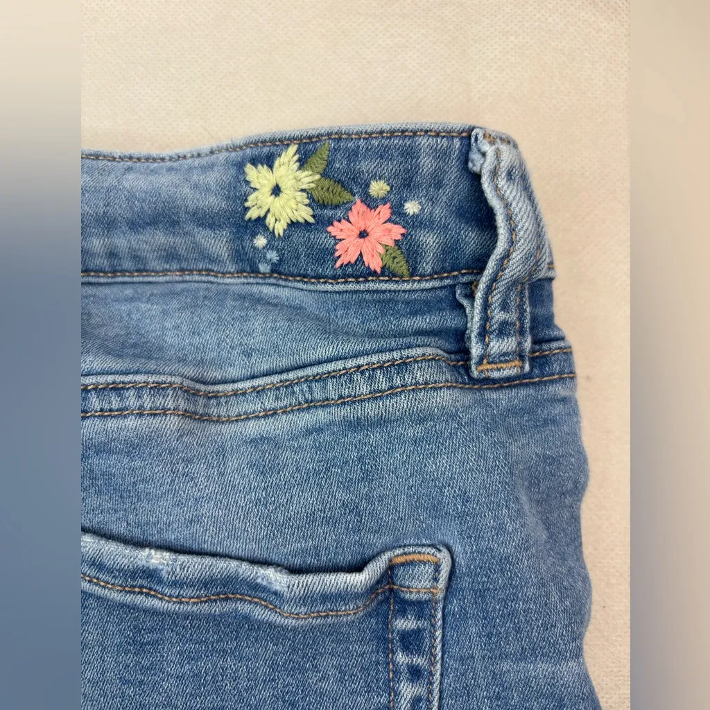 American Eagle 4 Embroidered Distressed Denim Jeans Shorts - Image 5