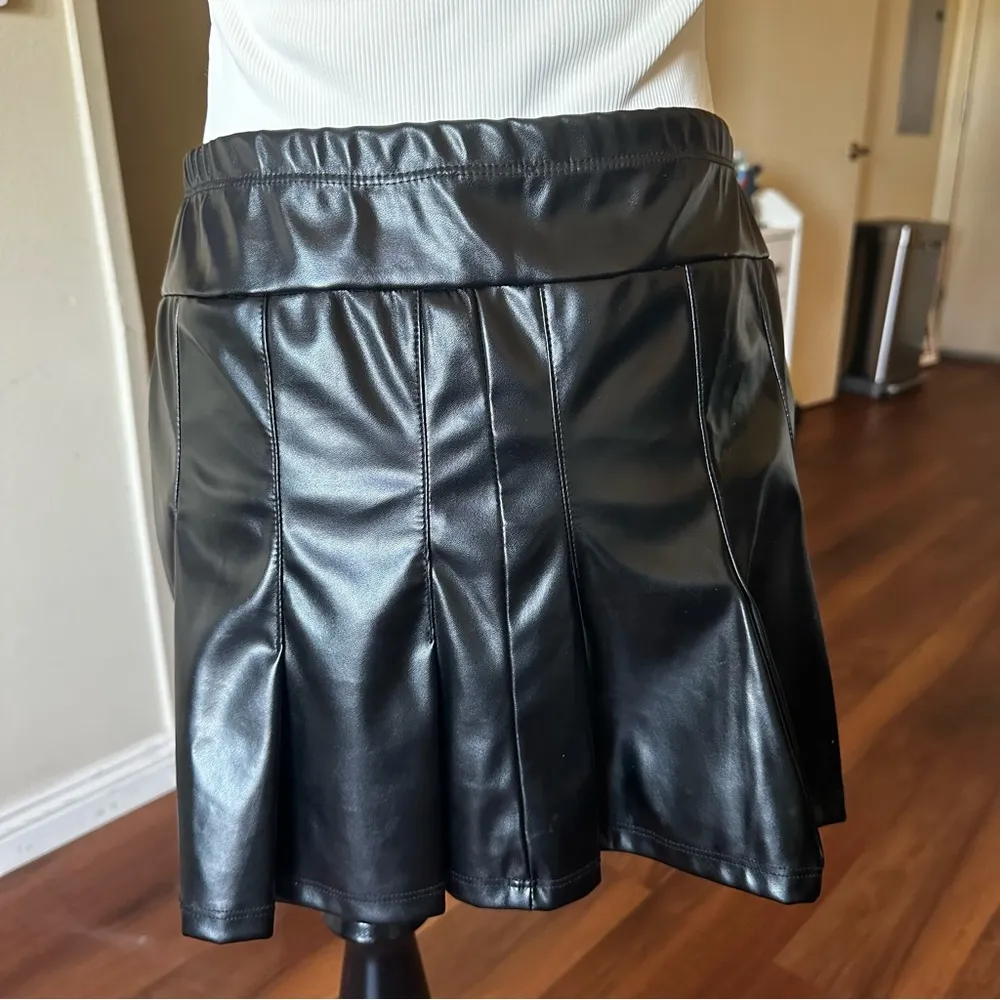 DESIGN pleated leather look mini skirt in black - Image 7