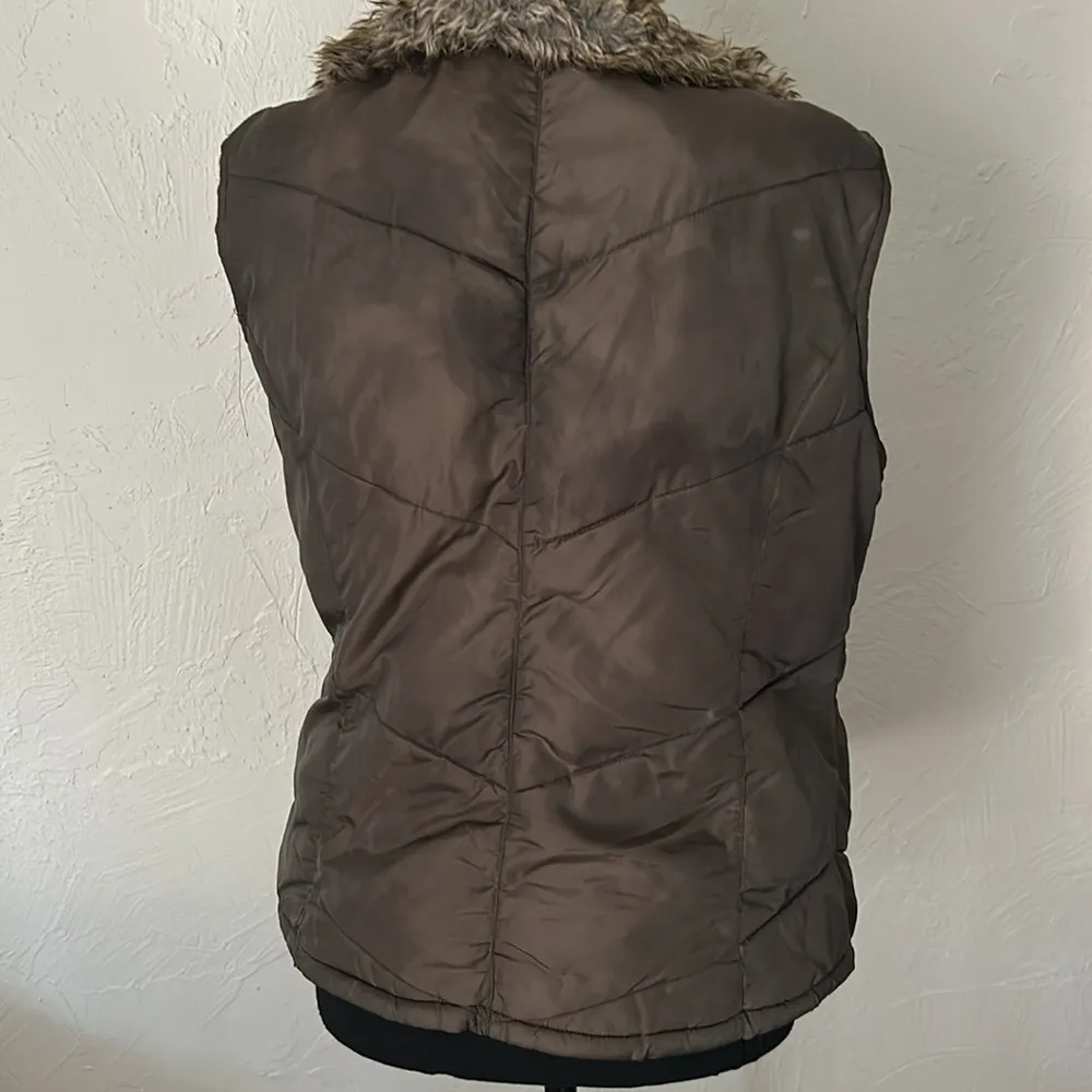 Marks & Spencer Quilted Olive green faux fur zip up puffer vest Size 6 - Image 6