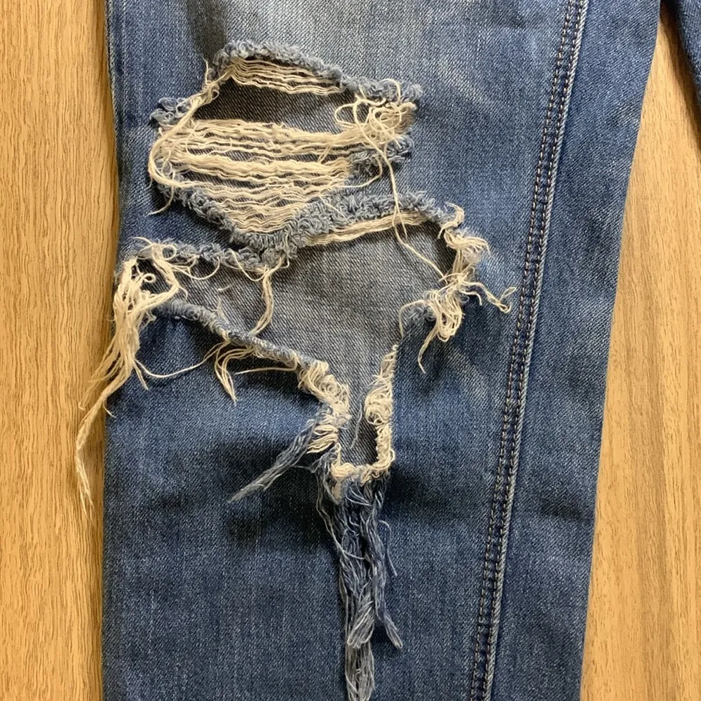 American Eagle High Rise Tomgirl Distressed Jeans! Size 4LONG - Image 6