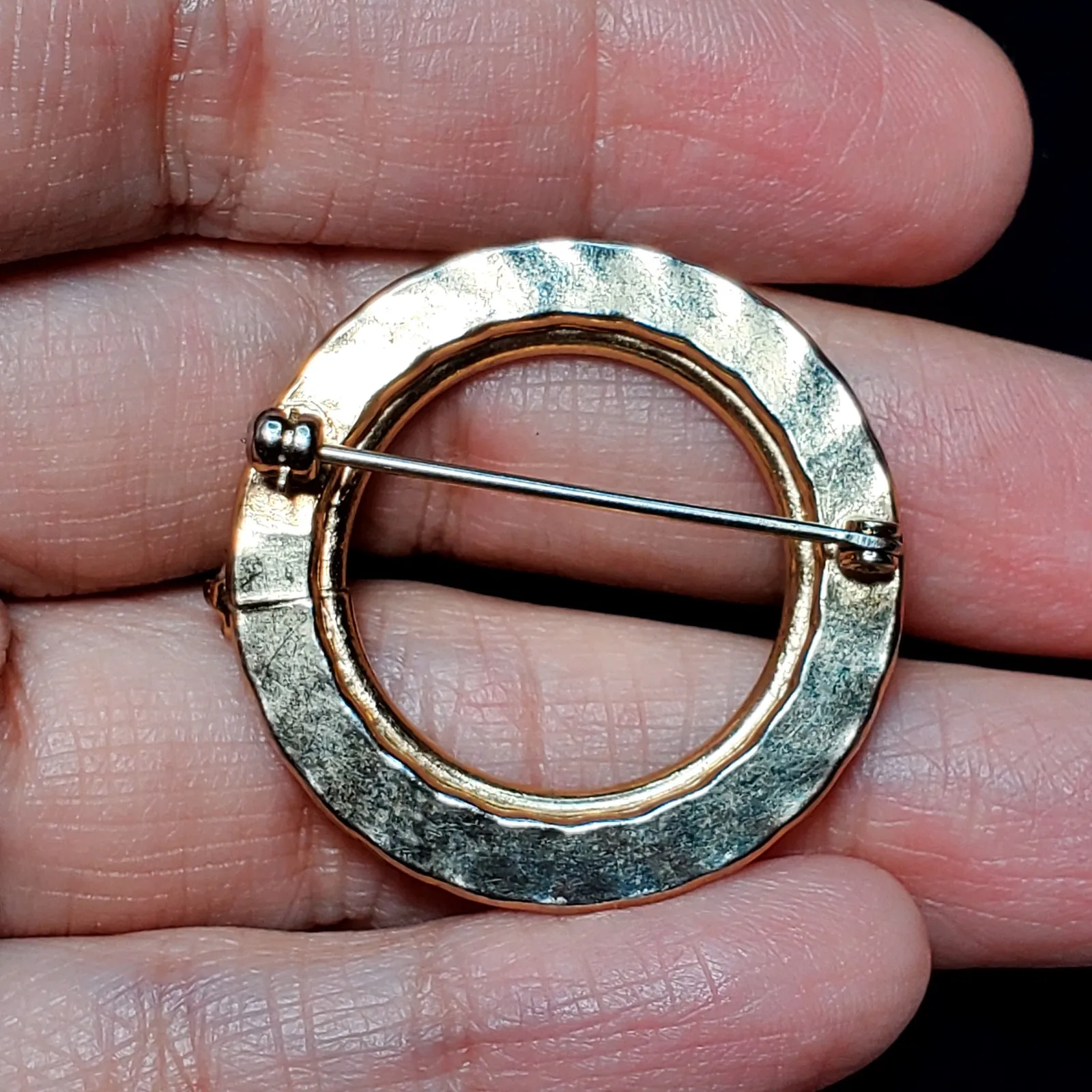 Twist Round Circle Faux Pearl Minimalist Gold Tone Unsigned Brooch 1.25" Vtg - Image 3