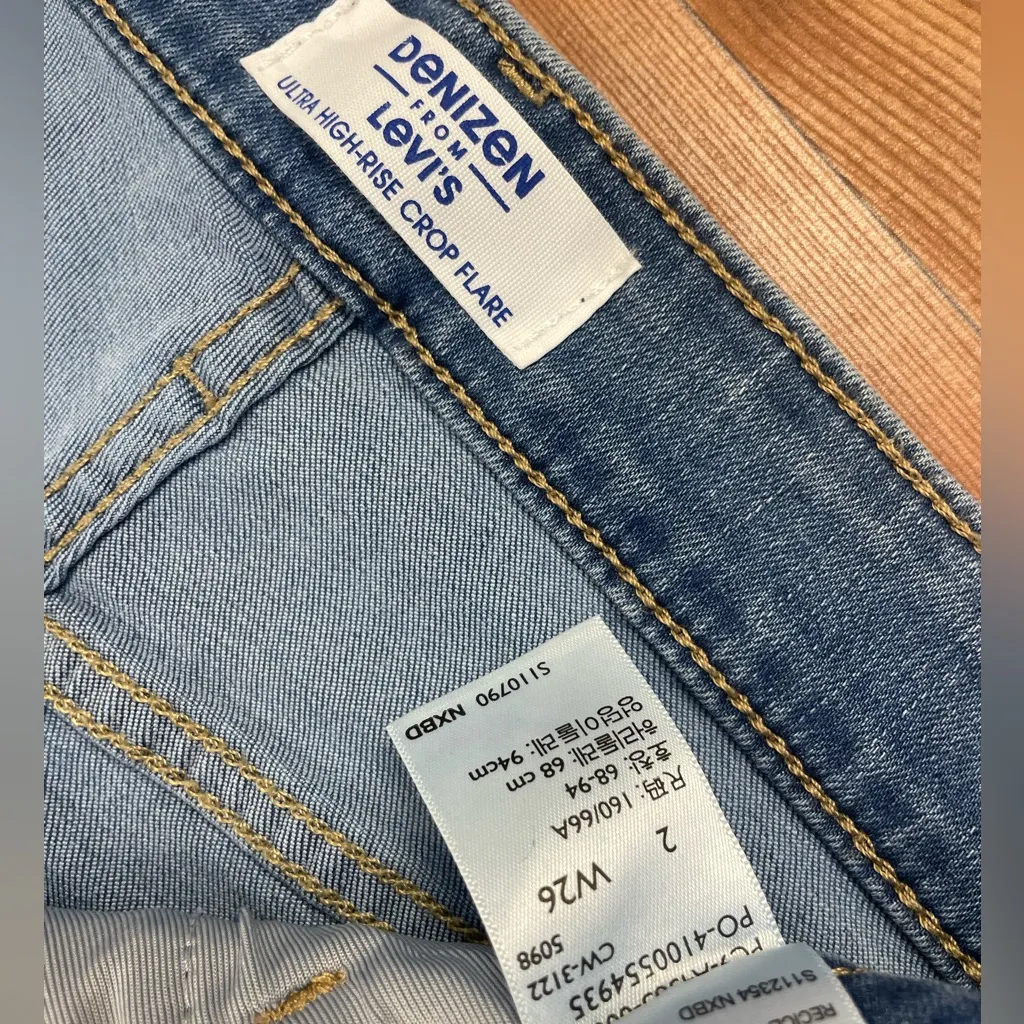 Denizen Levi’s Ultra High Rise Crop Flare Light Medium Wash Zip Fly size 2 - Image 3