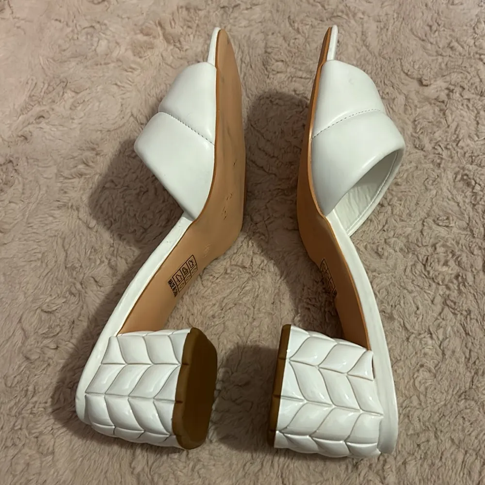 Size 8.5  white heels JONAS - Image 5