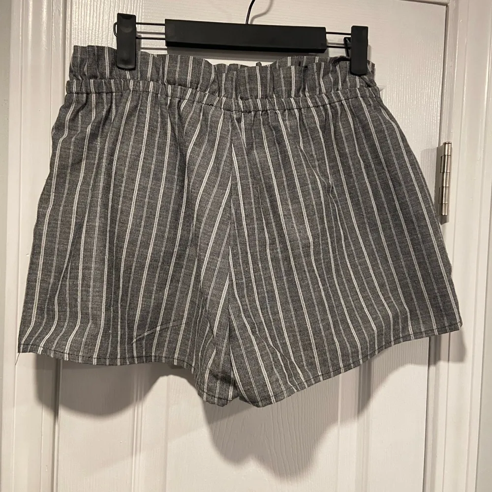 Love Tree Tilly’s Size L Paper Bag Gray Striped Belted Tie Waist Pull On Shorts - Image 5