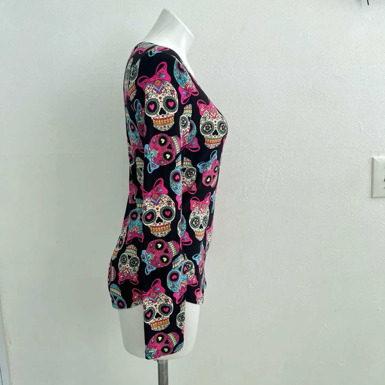 No Boundaries Black Multi-Color Skulls Bows V-Neck Long Sleeve T-Shirt Small - Image 4