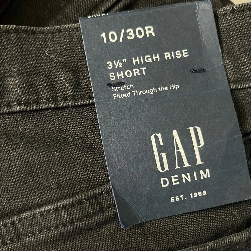 NWT GAP Black Denim Stretch Shorts Button Fly Raw Hem 3” inseam Womens Sz 10/30 - Image 4