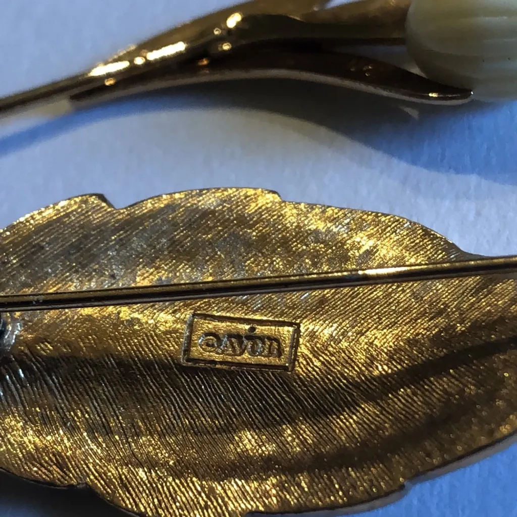 Lot of 3 Avon Vintage Gold Tone Leaf Rose Flower Retro Brooch Shoulder Pin - Image 5