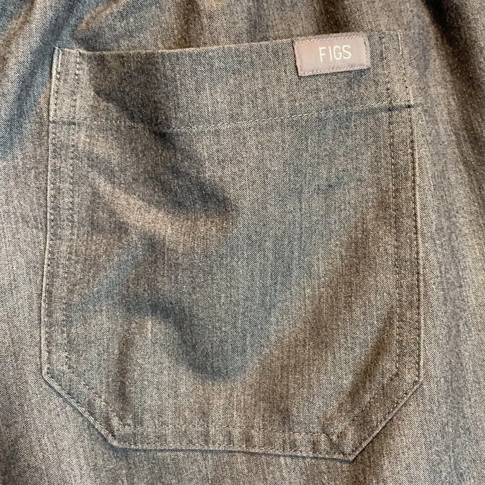 FIGS Yola Skinny Technical Collection Scrub Pants in Graphite Gray Size Medium - Image 12