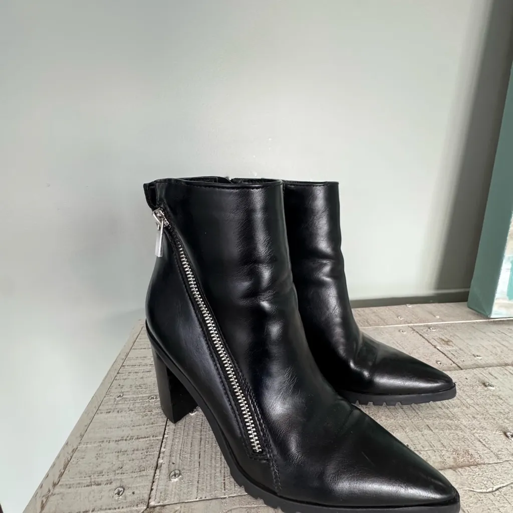 Charles By Charles David Black Leather Heeled Boots zip sz 6 - Image 4