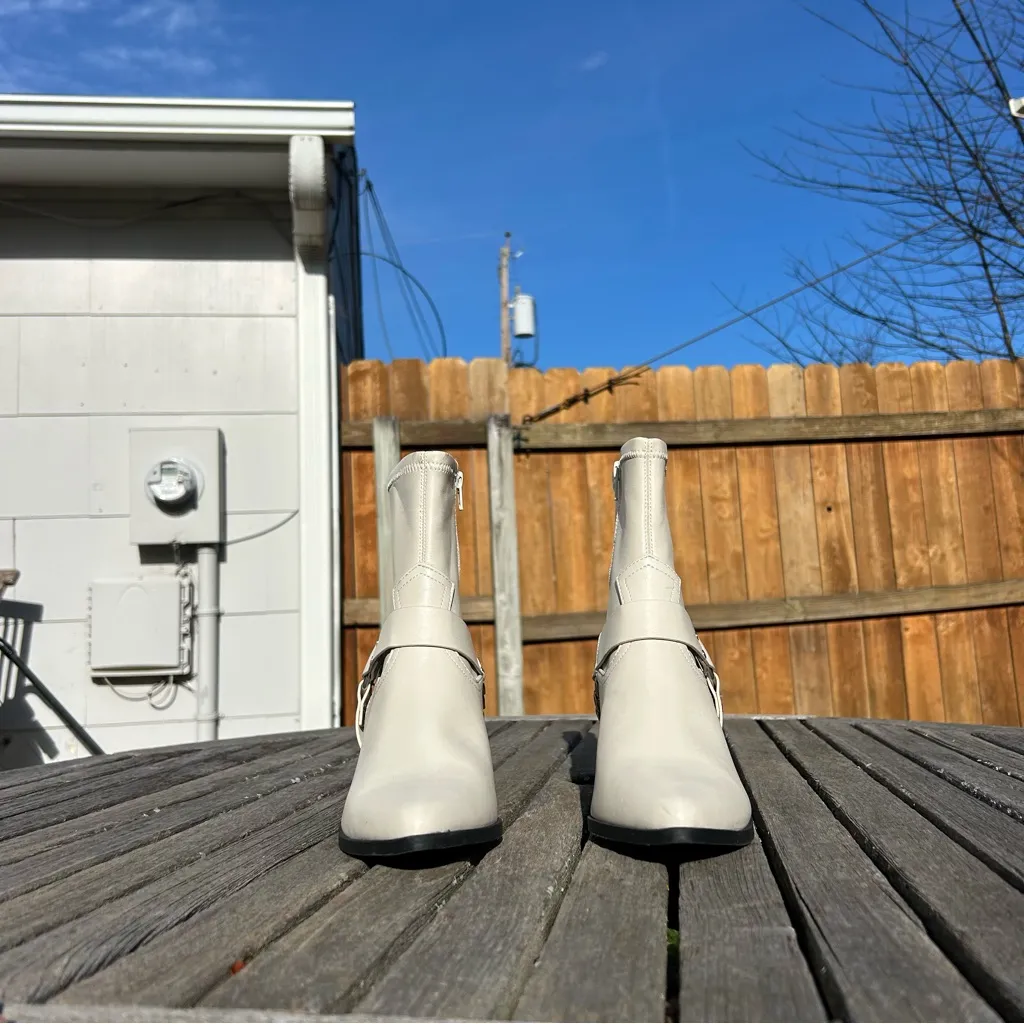 DV Dolce Vita Women's Keeler Harness Moto Engineer Chain Heeled Boots size 9 White - Image 3