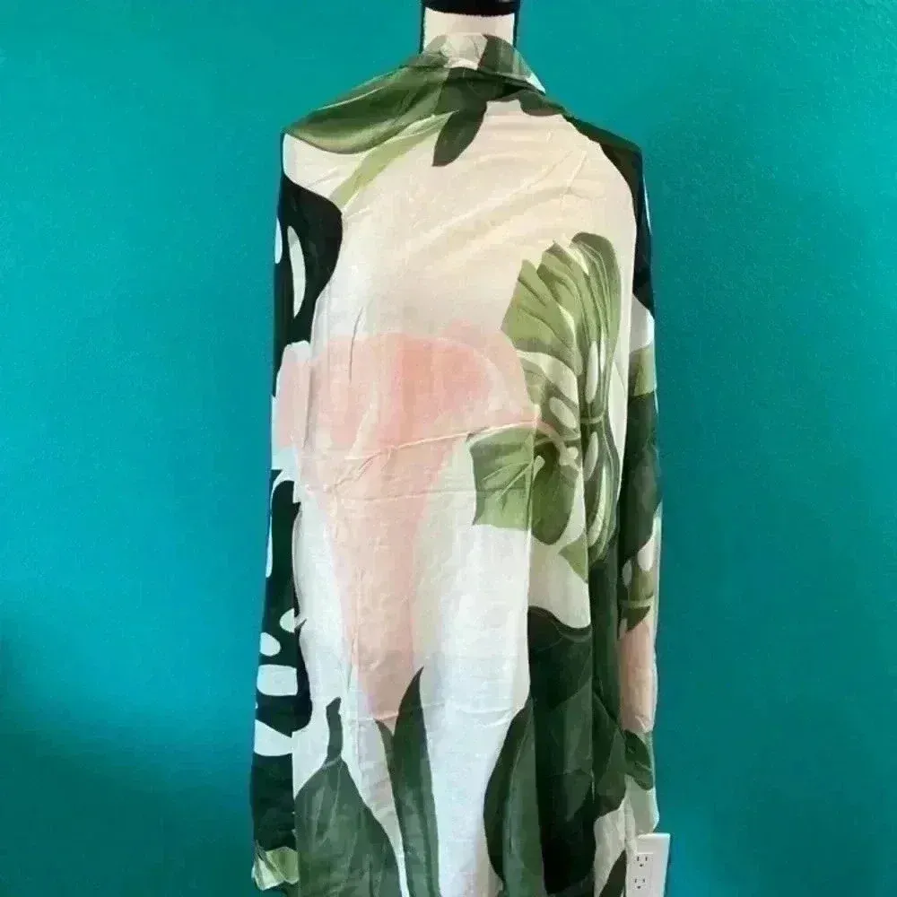 Virginia wolf rose and leaf multi wear wrap Green - Image 3