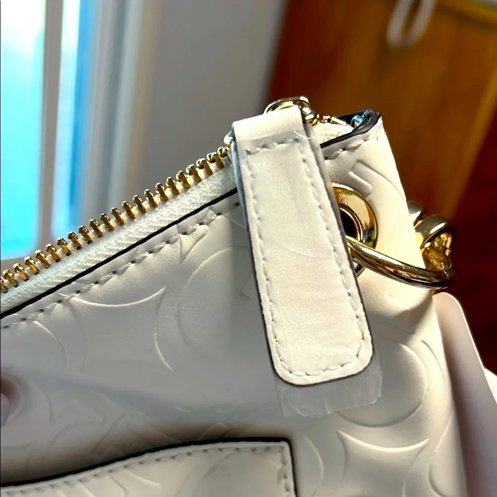 Guess  | White Shoulder/Crossbody Bag w/ Wallet 🤍 - Image 9