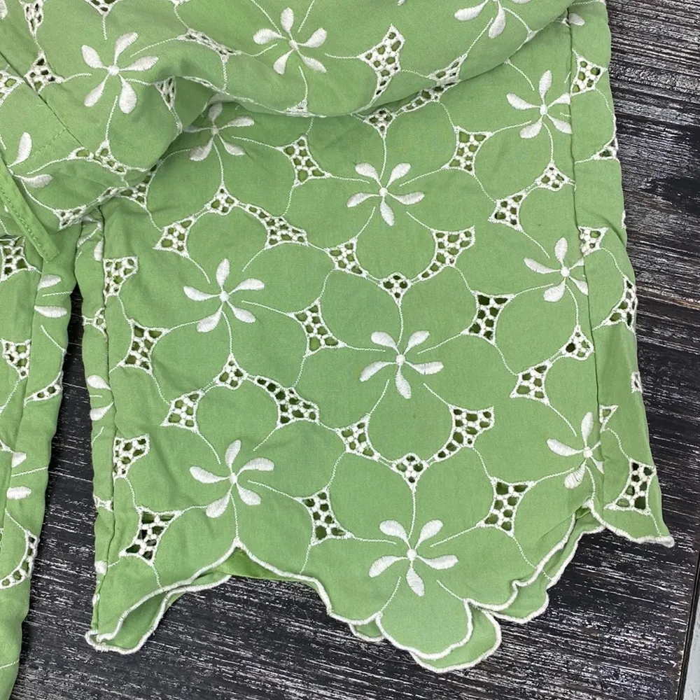 Tommy Bahama Silk Blend Green & White Floral eyelet embroidered Capri Pants 6 - Image 3