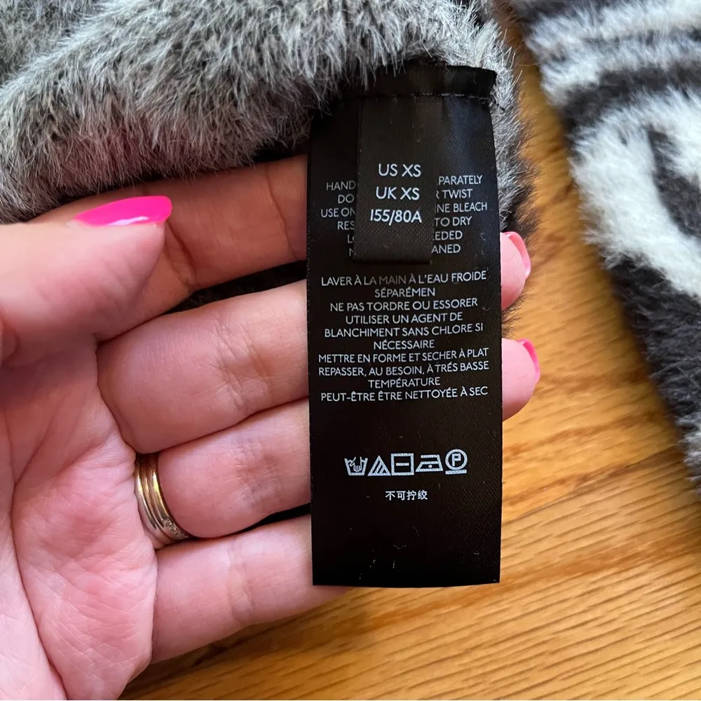 Urban outfitters fuzzy swirl crop sweater size XS - Image 5