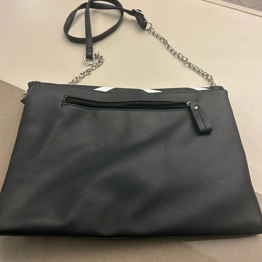 Chic Black and White Chevron Crossbody Bag perfect condition-CATO - Image 5