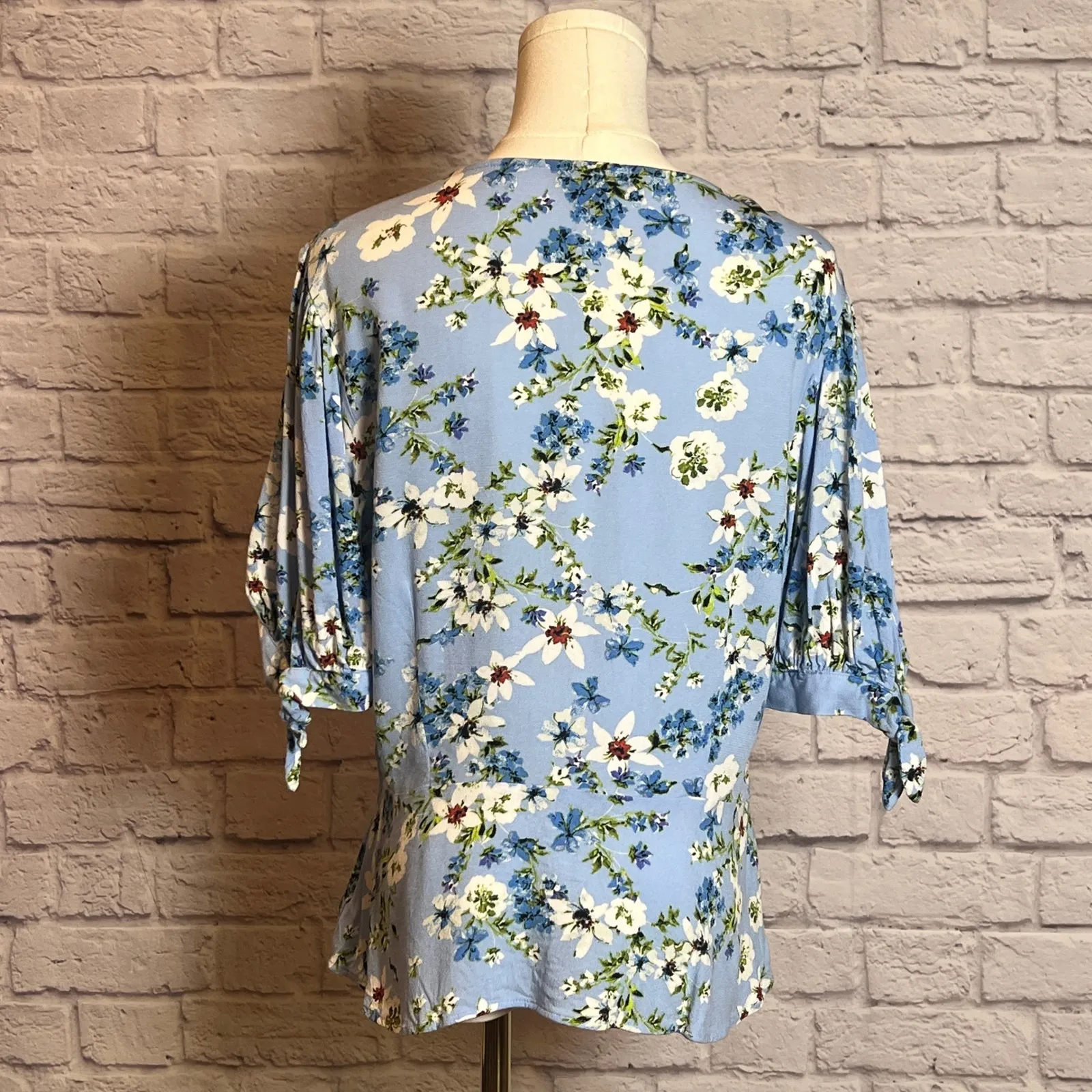 Banana Republic Blue Floral Keyhole Blouse Women's Large - Image 3