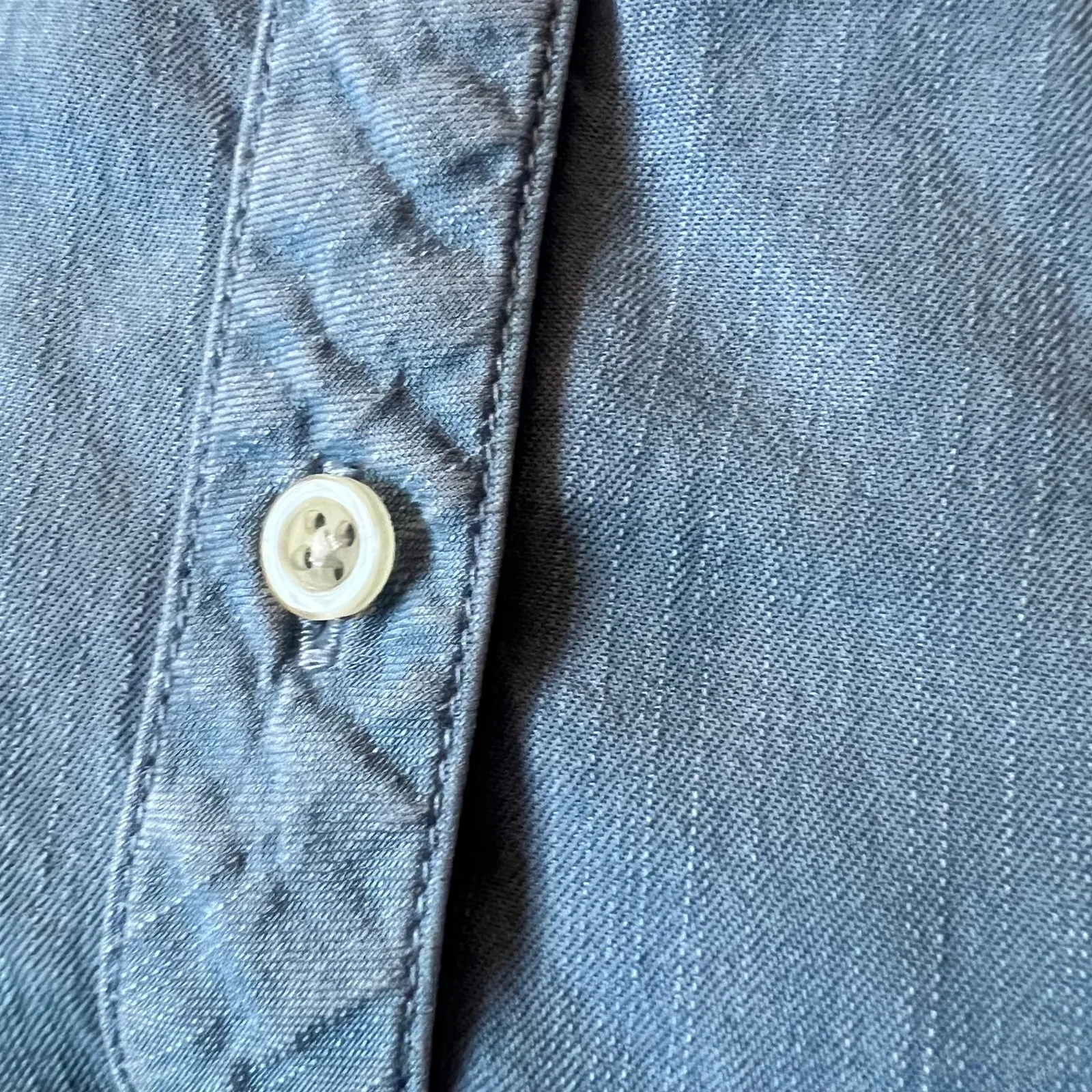 Women's Chambray Button Up Shirt Size Medium Casual Preppy Classic Blue - Image 8