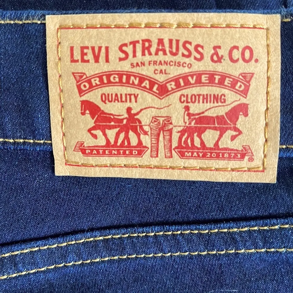 Levi's 312 Shaping Slim Dark Blue Waterless
Slim-Leg High-Rise Jeans Size 32 - Image 9