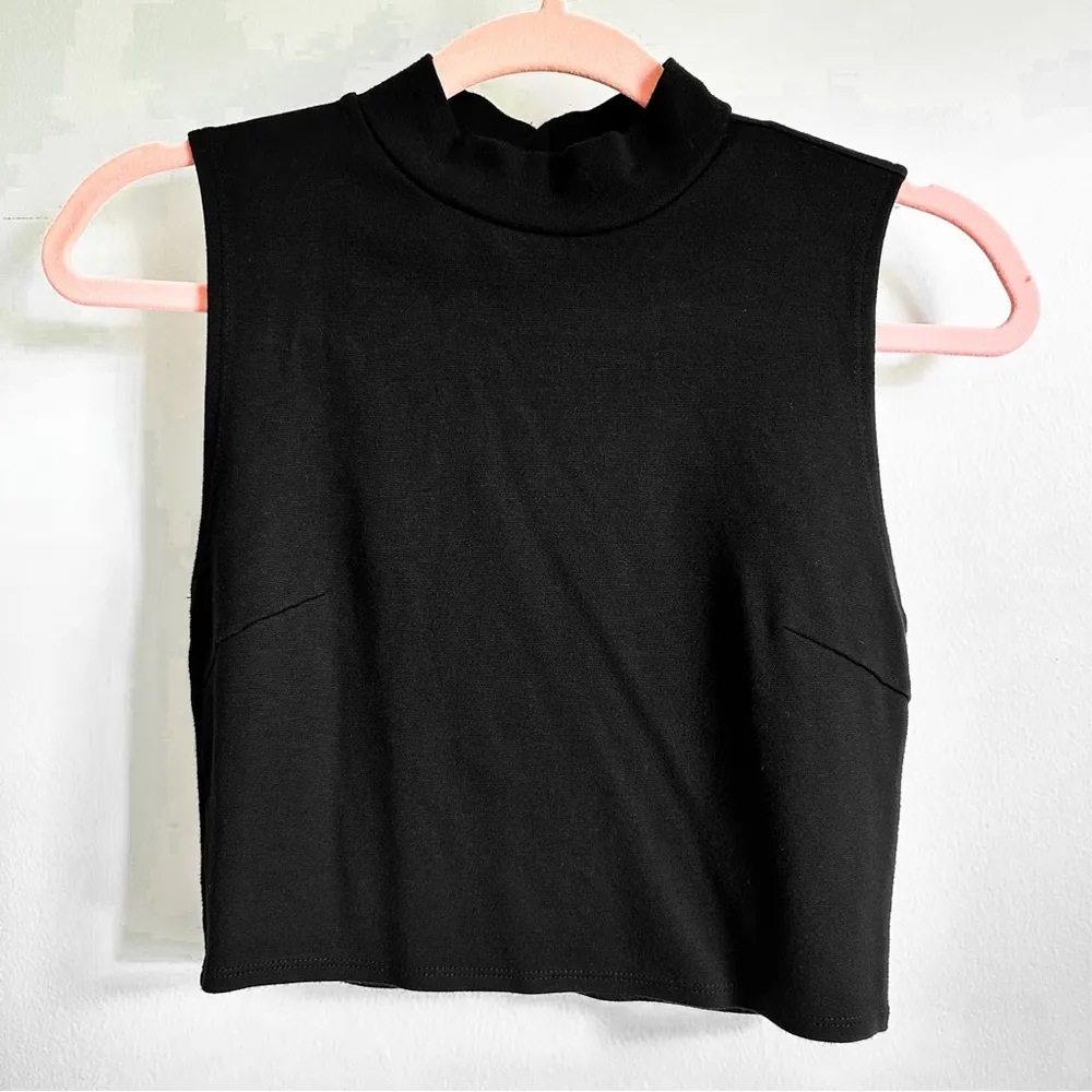 Forever 21 Black Mock Neck Sleeveless Crop Top sz Medium - Image 4