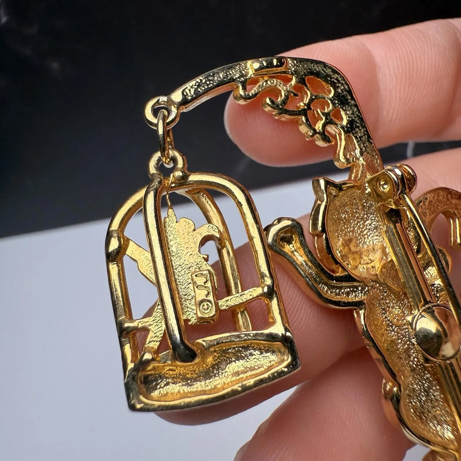 Signed JJ Cat Climbing Bird Cage Stand Gold Tone Brooch Pin Jonette Jewelry - Image 10