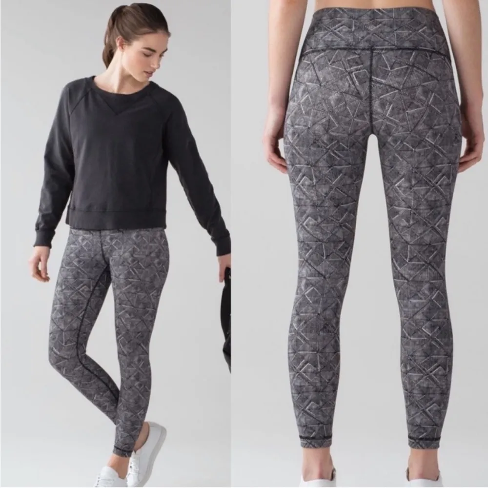 Lululemon Wunder Under High Rise 7/8 Tight Geometric Black & White Print size 6 - Image 3