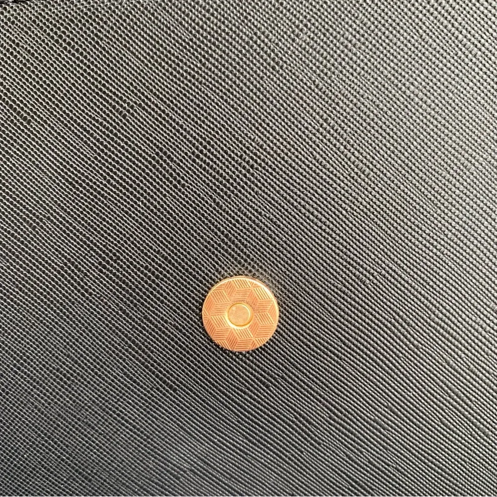 NWOT MM Marilyn Monroe Black Purse | PVC Handbag | Gold Color Chain Magnet Close - Image 6