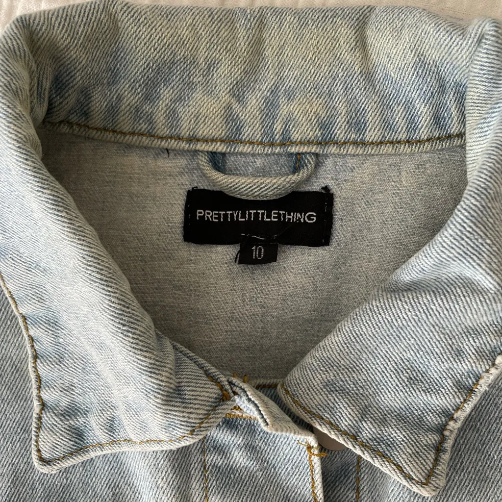 PRETTY LITTLE THING Distressed Raw Hem Cropped Denim Jean Jacket Size 6 US - Image 6