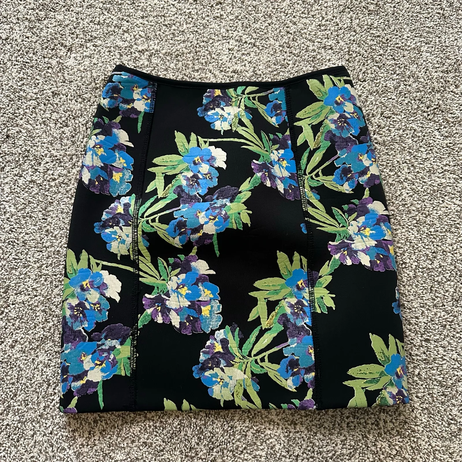 Elizabeth & James black, green & blue floral scuba mini skirt size XS - Image 2