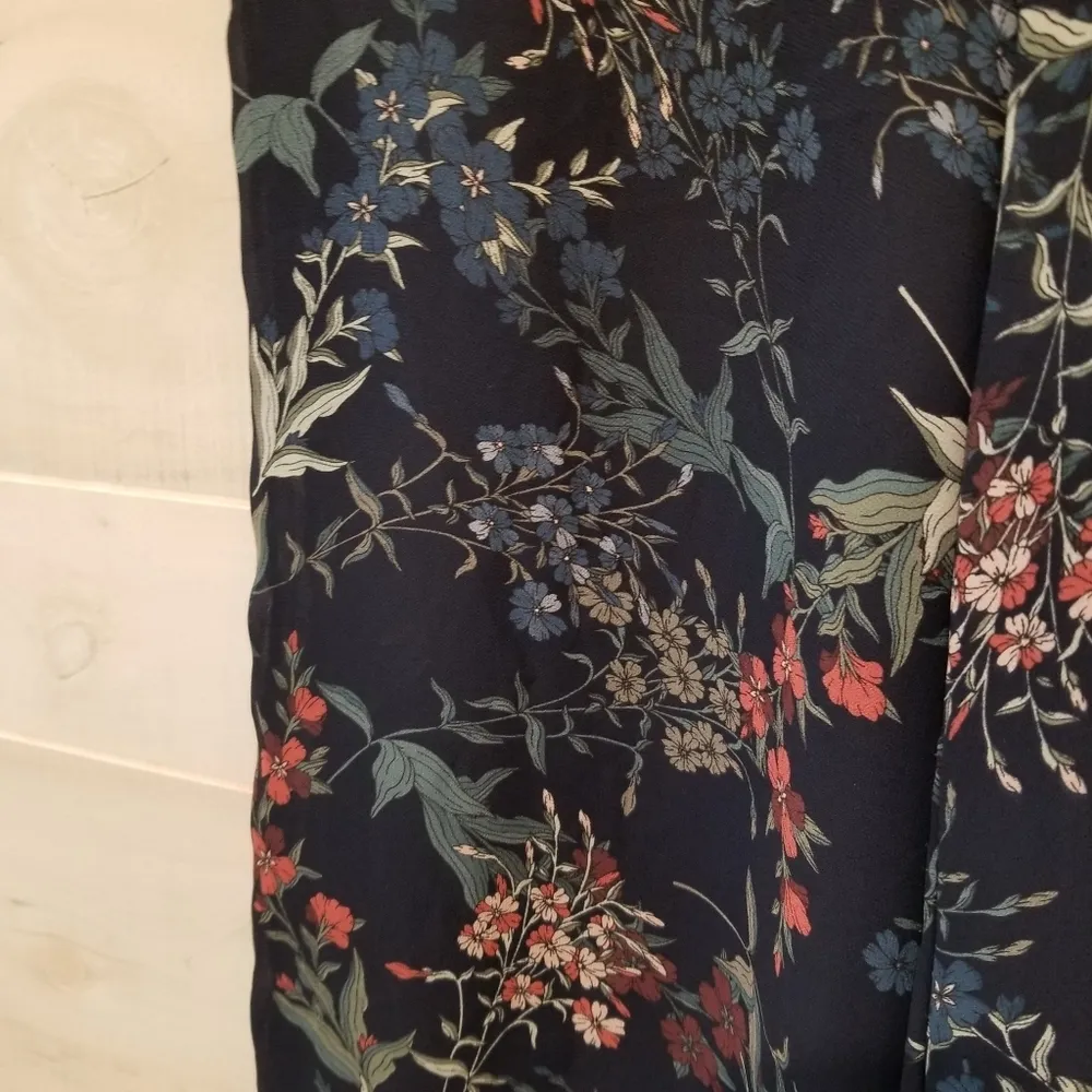 {2} Vince Camuto Navy Floral Pants - Image 6