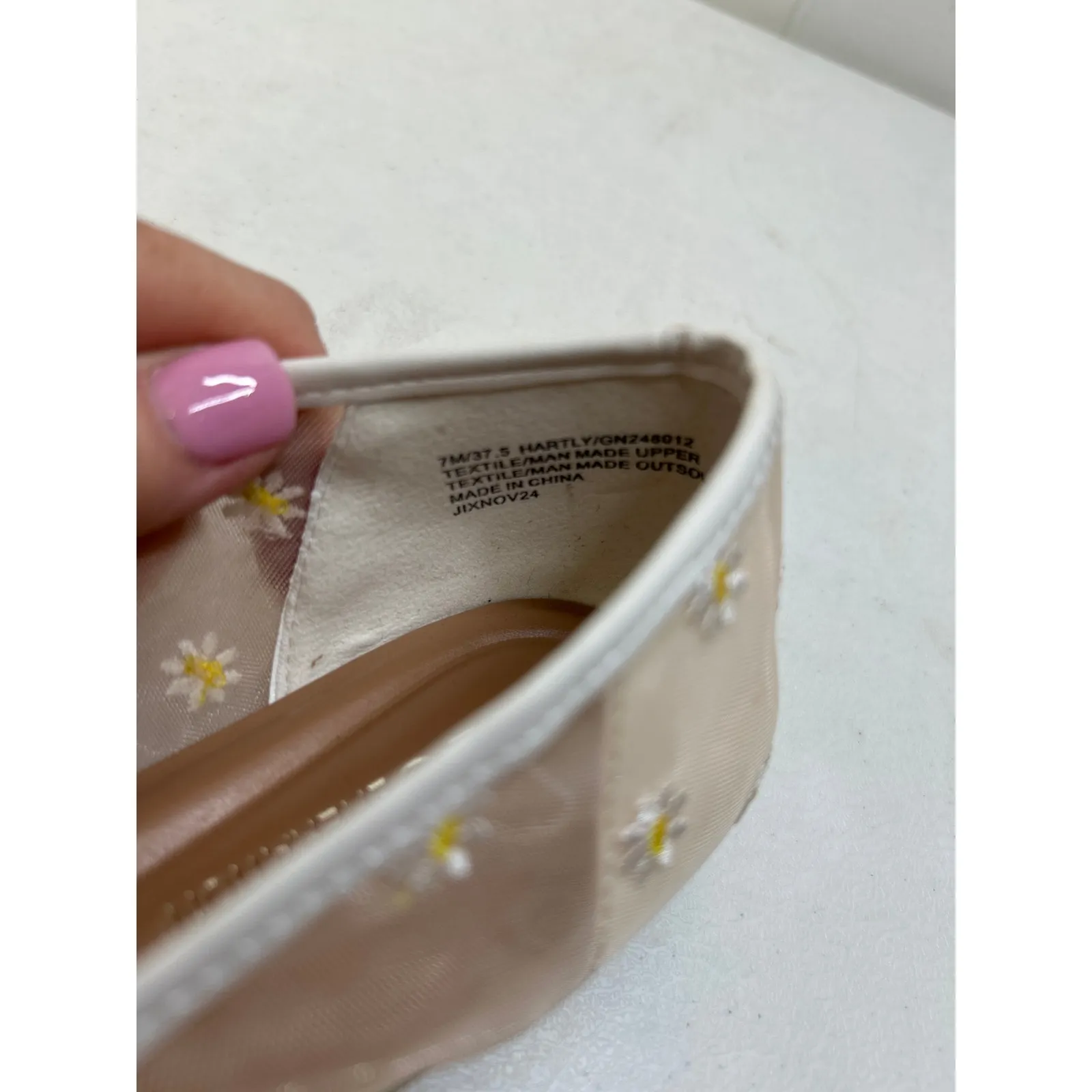 BCBGeneration Women's Hartly Square Toe Ballet Flats in White Daisy. Size 7 - Image 9
