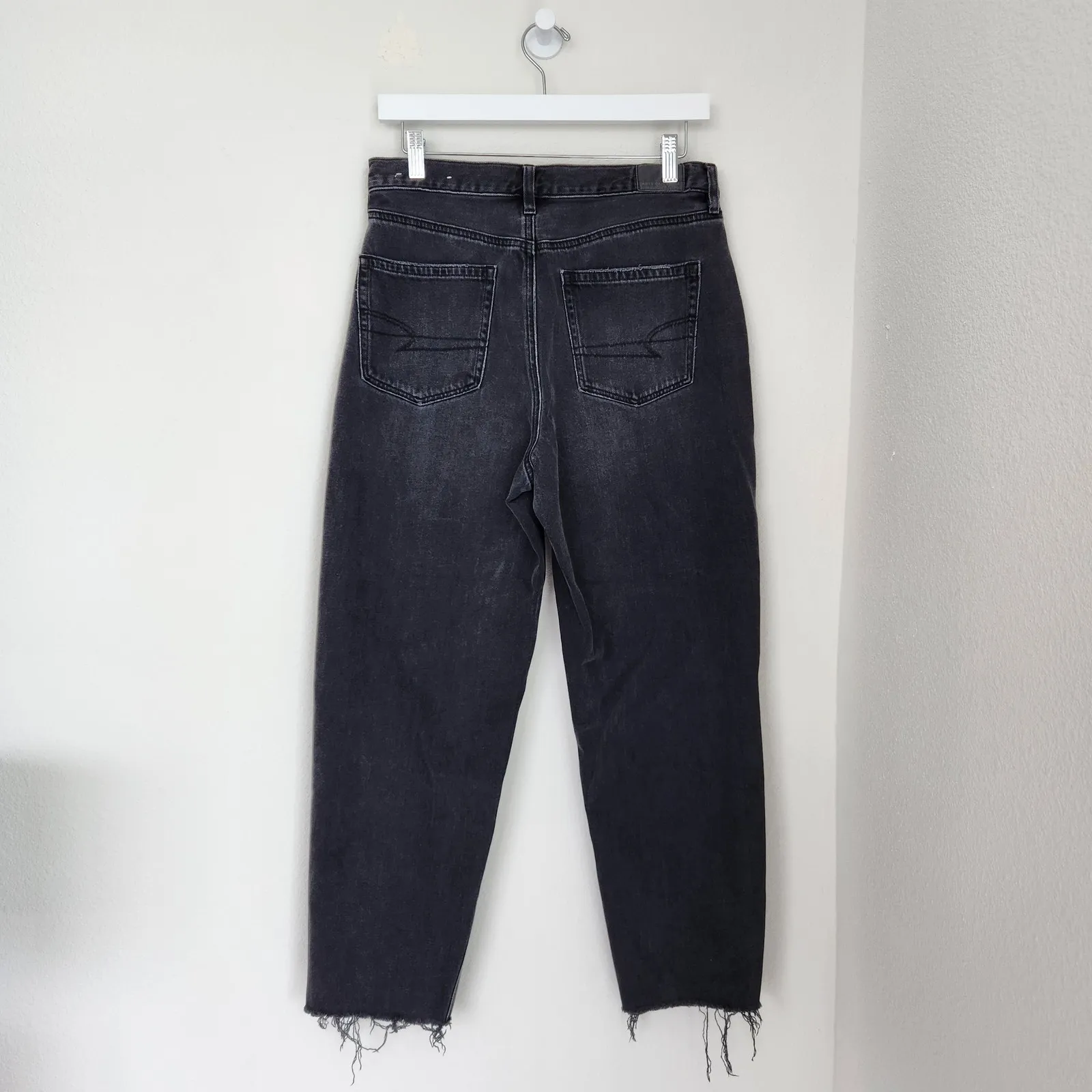 American Eagle Relaxed Mom Jeans Black Distressed Ripped Knees Raw Hem Size 6 - Image 7