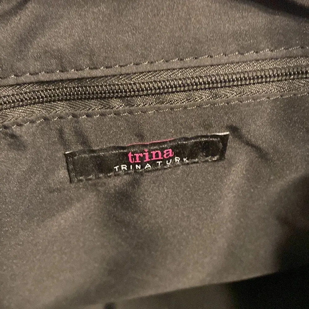TRINA TURK Bag size 17” long and 11” high wide 6” big bag excellent condition - Image 8