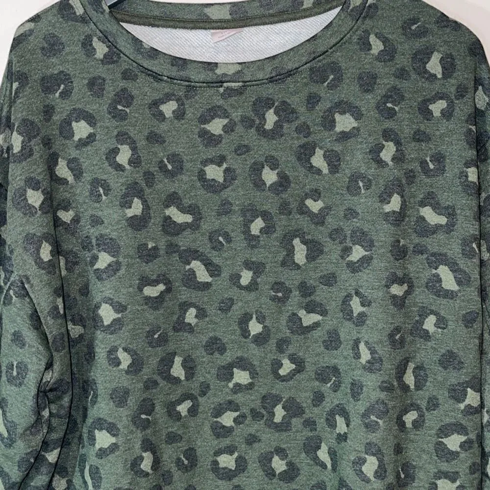 Secret Treasures Cheetah Print Crewneck Sweatshirt. Size Small Green NWT - Image 4