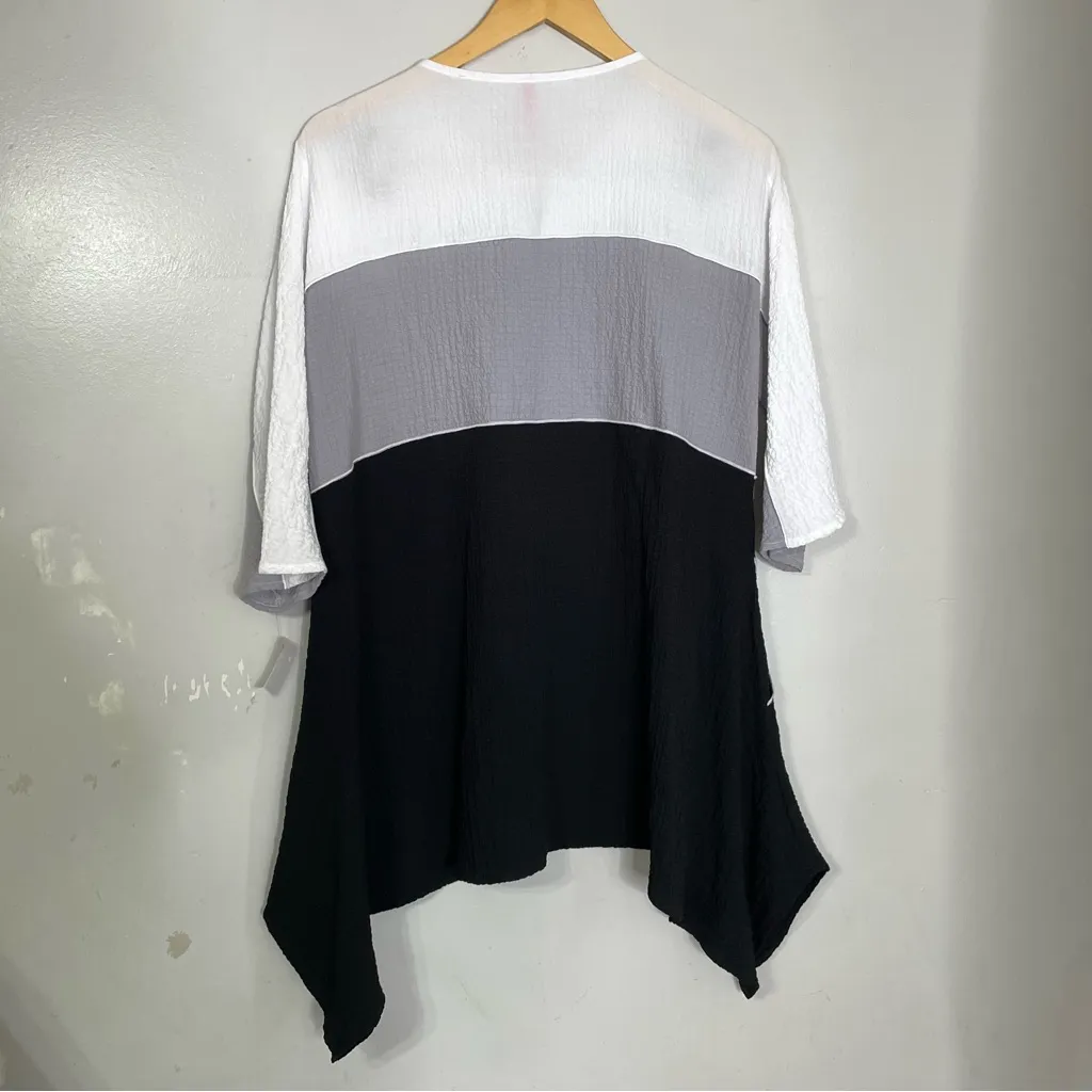 IC Connie‎ K Tunic Top Asymmetric Hem Size S Artsy Abstract Striped Black White - Image 2