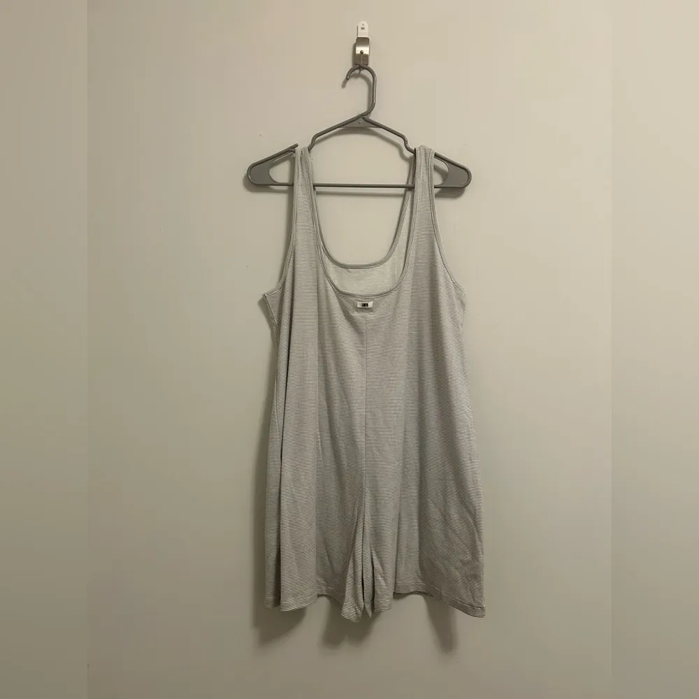 Lunya Cooldown Sleeveless Romper in Tranquil White/Immersed Black size Medium - Image 6