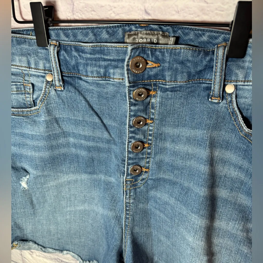 Torrid Denim Cutoff Shorts Womens size 20‎ button fly medium wash - Image 3