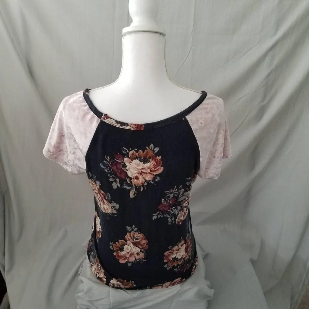 Twenty Second Floral Large Short Sleeve Knit Top With Front Pocket & Knotted Hem - Image 4