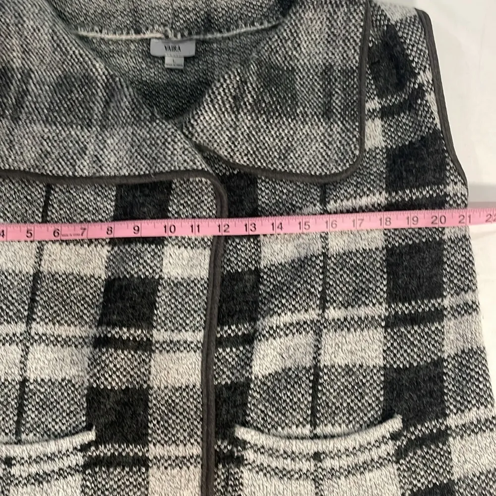 Long cape vest single snap closure dual pocket plaid vent back soft knit sweater Gray Size L - Image 5