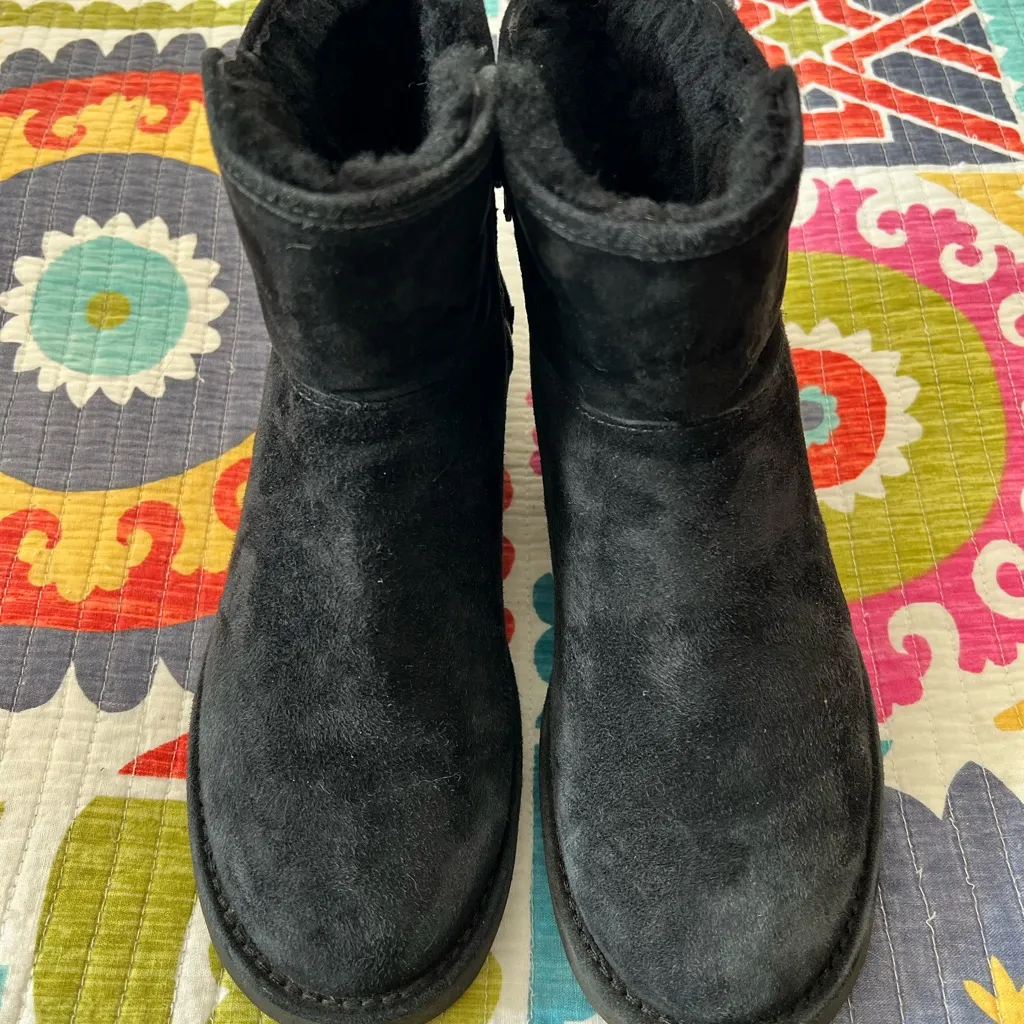 UGG Abree Zippered Mini Ankle Black Boots Shearling Suede Women’s Size: 6 - Image 4