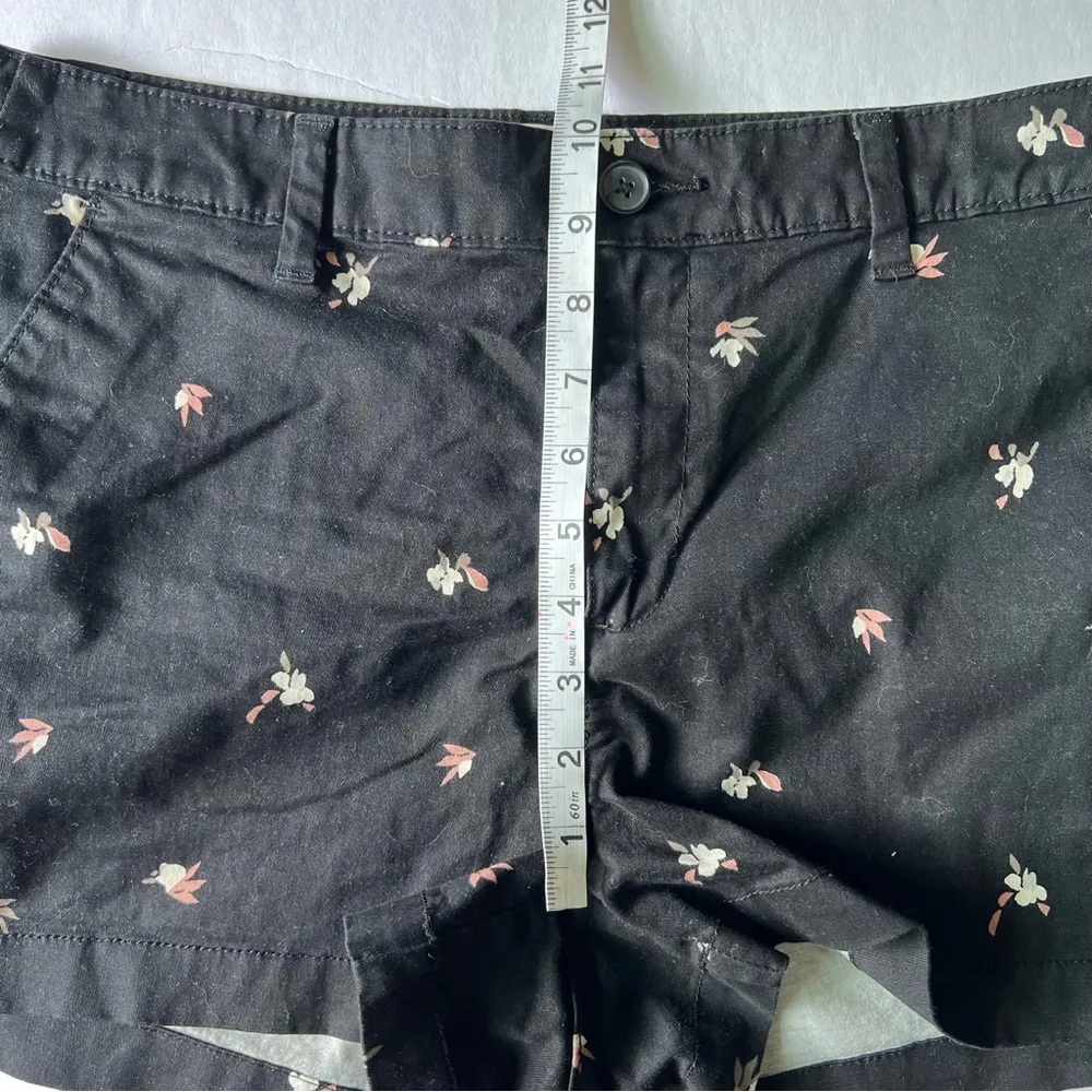 A new day dainty floral stretch chino shorts black size 10 - Image 6