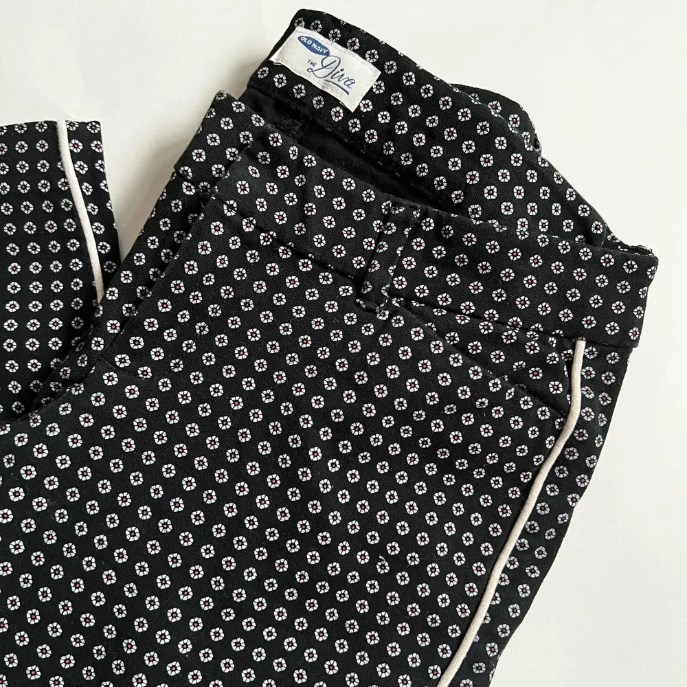 Old Navy The Diva Cut Business Casual Pants Size 4 - Image 2