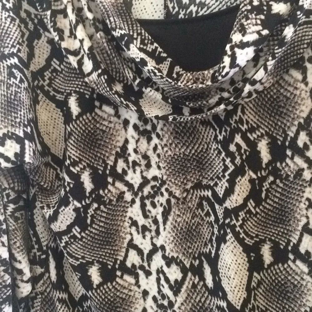 FINAL MARKDOWN Isabella Rodriguez Elegant ladies top large - Image 2