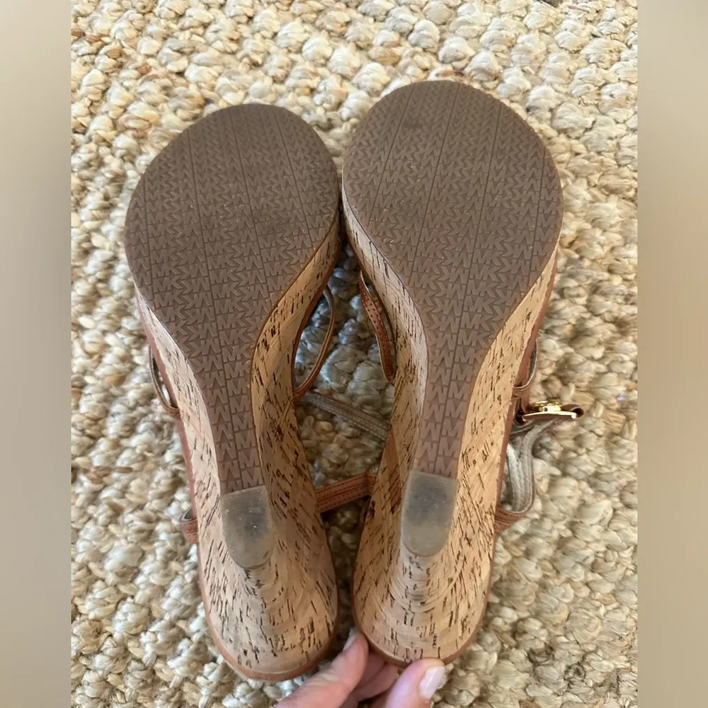 MICHAEL KORS CICELY GOLD MK CHARM TAN LUGGAGE STRAPPY CORK WEDGES I LOVE SHOES - Image 6