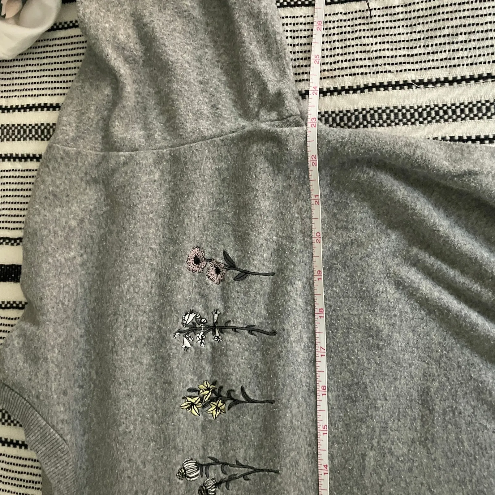 Commune Embroidered Flower Sweatshirt Large Gray Pullover Y2K Girlhood Bloomcore - Image 6