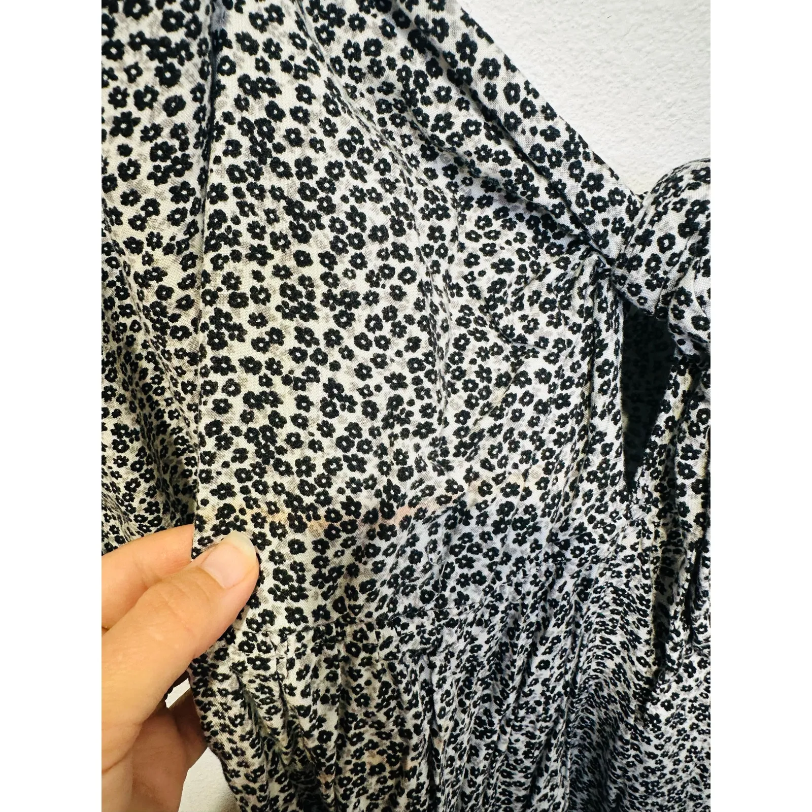 SLATE & WILLOW Women's White Black Ditsy Floral Tie Front Midi Dress Size Small - Image 7