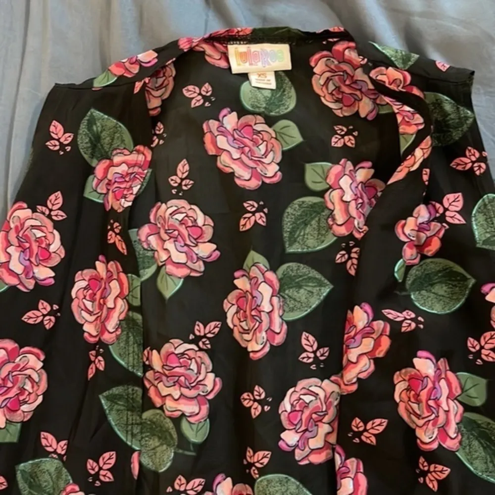 Lularoe Joy Black Pink Floral Long Sleeveless Roses Cardigan Size XS EUC #4321 - Image 4