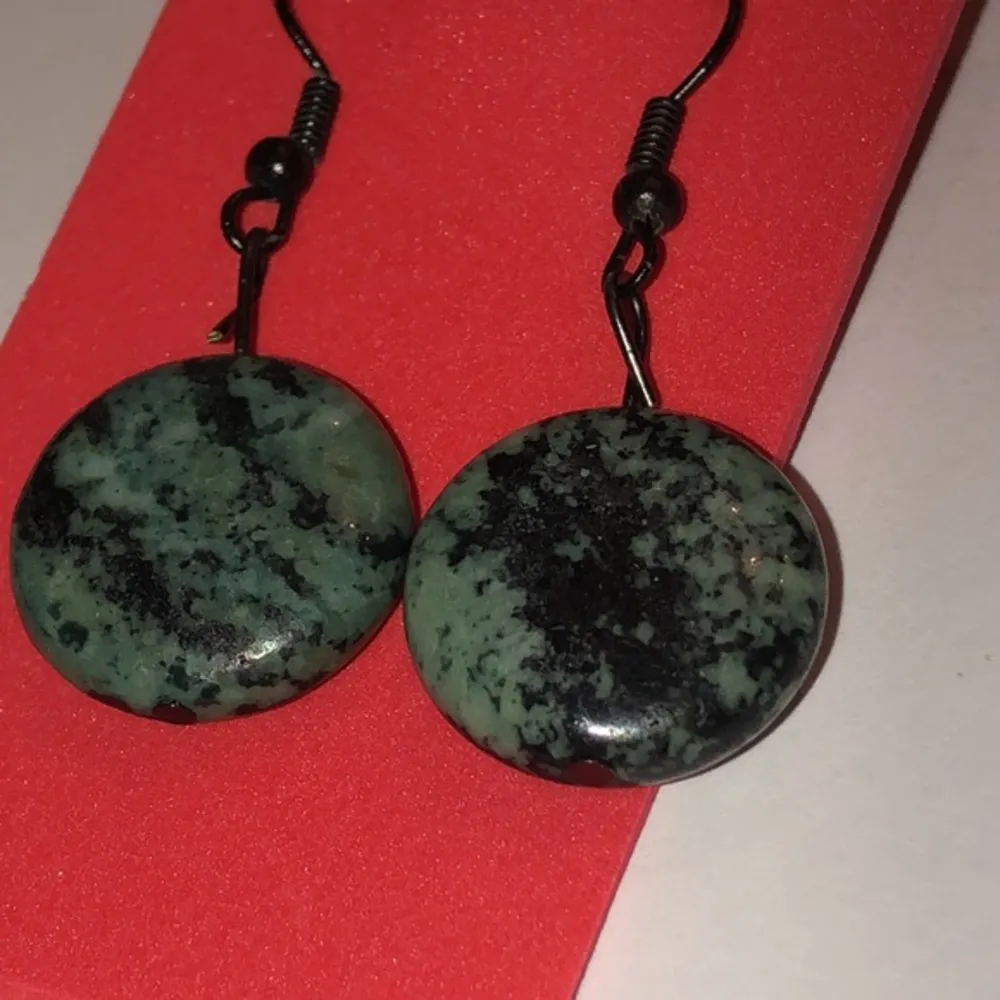 Black & Green Speckled Marbled Round Beaded Boho Dangling Pierced Earrings - Image 4