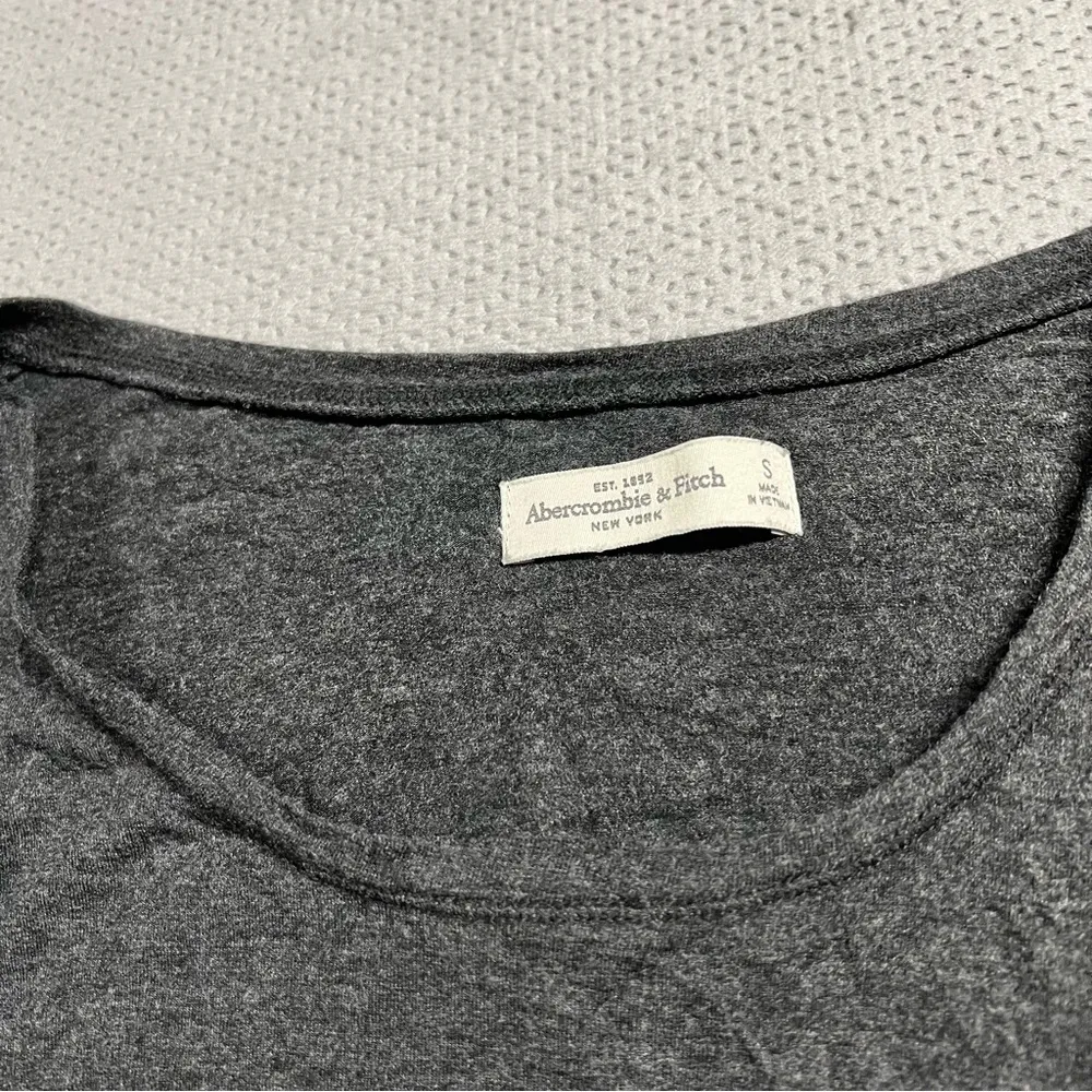 Abercrombie & Fitch Grey Crewneck Long Sleeve T-Shirt Size Small EUC - Image 2