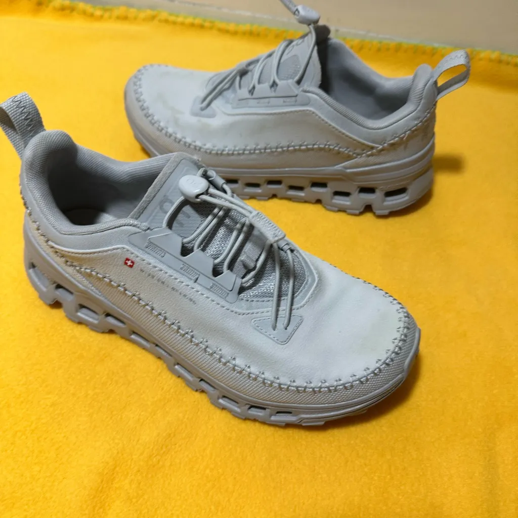 Women On cloud Athletic Shoes Size 6 - Image 4